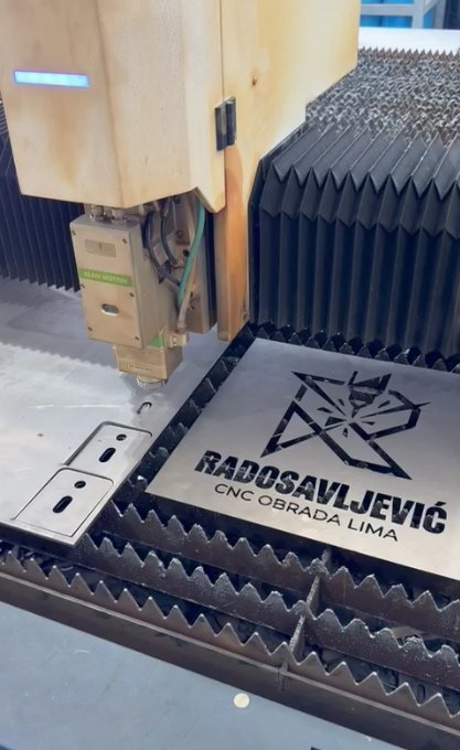 Sečenje metalnog logotipa na mašini